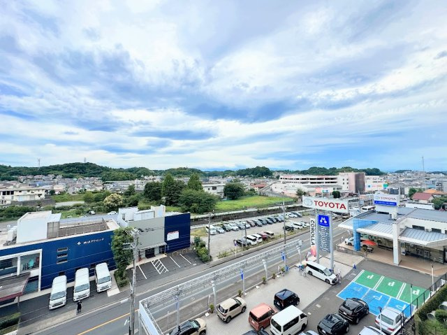 【モデルハウス写真】◆気持ちのいい空が見渡せる広いバルコニー。爽やかな風を感じて、心躍る素敵な暮らしがはじまります。通風・採光にも優れ、心地よい光と風があふれています♪