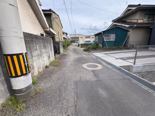 前面道路は比較的見通しが良く、住宅街ならではの落ち着いた住環境が広がっています。周辺は戸建住宅が中心で、穏やかな街並みが魅力。車の出入りもしやすく、日々の通勤やお買い物にも便利な立地環境となっています