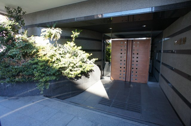 重厚感のある木調ドアとシックな石貼りが調和する美しいエントランス！整えられた植栽が住まう方を優しく迎え入れ、日々の帰宅時に落ち着きと安心感を与えてくれます♪