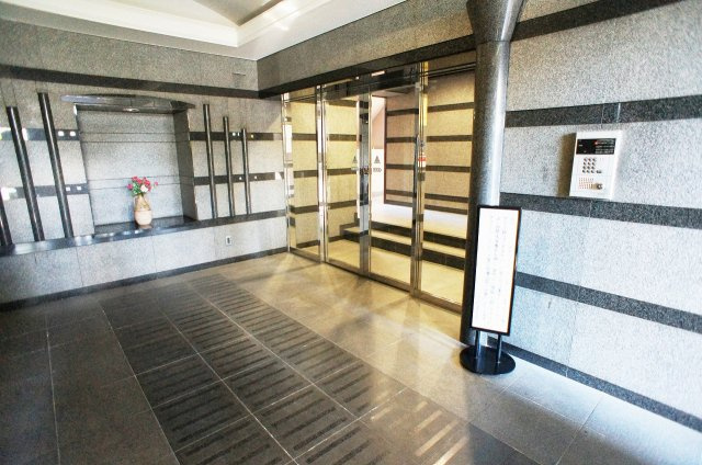 モニター付きオートロック完備で防犯面も頼もしいエントランスホール！清潔感のある広々とした空間が住まいの質を高め、ご家族の安全で快適な毎日をしっかり守ります！