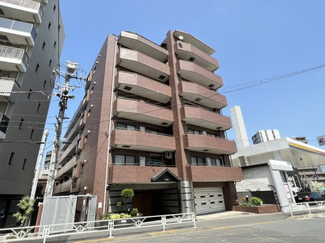 落ち着いたシックな外観デザインと管理体制の良さが光る低層マンション！複数路線利用可能で「代々木公園」駅へも快適アクセス。都心の利便性と静穏な住環境を享受できます♪