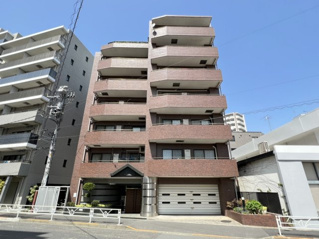 重厚感のある落ち着いたエントランスアプローチ！1階にはシャッター付きガレージを併設。安心感のある街並みと快適な都心アクセスが日々の暮らしをより豊かに仕立てます！