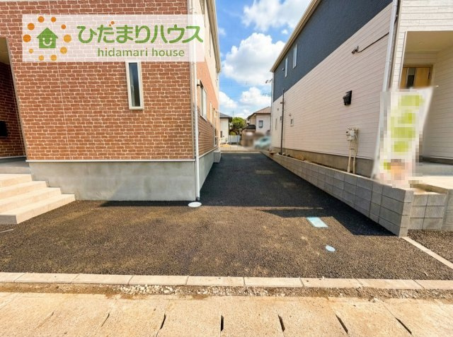 ゆったりとしたカースペースで、ファミリーカーや軽自動車もラクラク駐車出来ますね♪