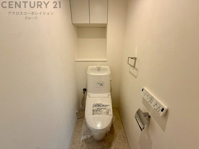 温水洗浄便座付トイレは温水洗浄機能により、暖かい水でおしりを洗浄することができ、冷たい水を使う従来の便座に比べ、温水洗浄機能で暖かいトイレを提供し、快適な使用を可能にします。