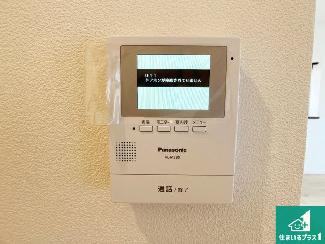 カラーモニターインターホン！声だけでなく来訪者の姿や顔がモニターで確認できるので、小さなお子様がいらっしゃるご家庭でも安心できます！