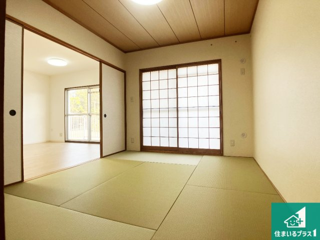 一室あると便利な和室は客間としてだけでなく、小さなお子様のプレイルームや食後のくつろぎスペースとしてもご利用いただけます。収納もついていますので大活躍間違いなし！
