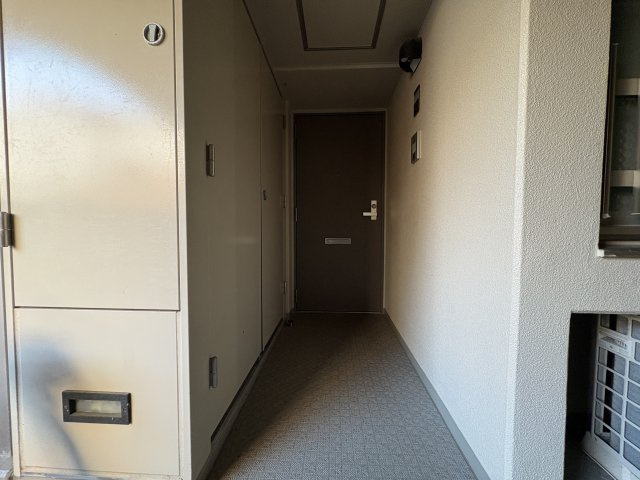 住戸前の玄関スペースは、外部からの視線を和らげる落ち着いた配置です。共用部から一歩入った位置に玄関があるため、プライバシー性も確保できます。帰宅時にホッとできる、安心感のある玄関まわりです。