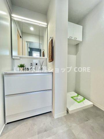 ゆとりの洗面スペースで朝の身支度も快適スムーズに。鏡の裏にはたっぷりと収納スペースを標準装備！　