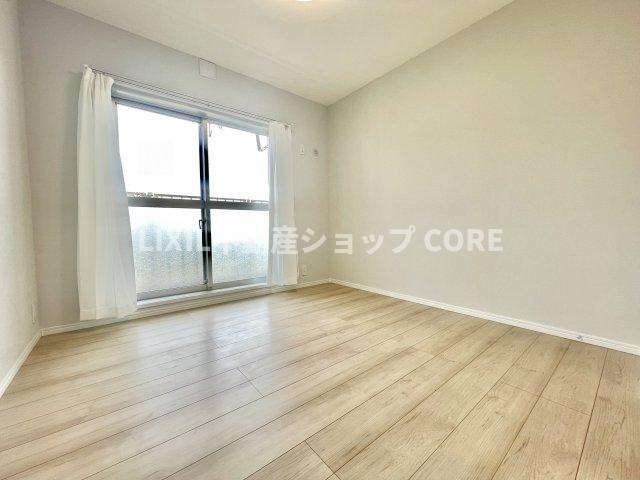 大きな窓からは快適な光を取り入れ、通気性能を上げる事で居心地の良い空間を演出します。　