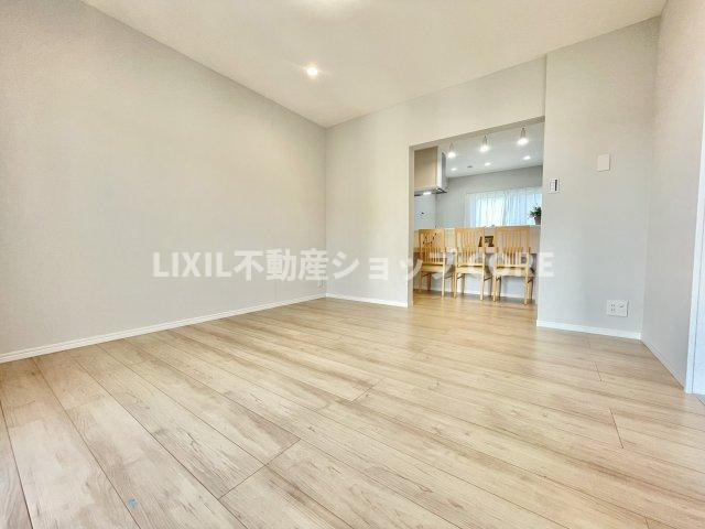 窓からの日差しがリビングの隅々までしっかりと届きます！　
