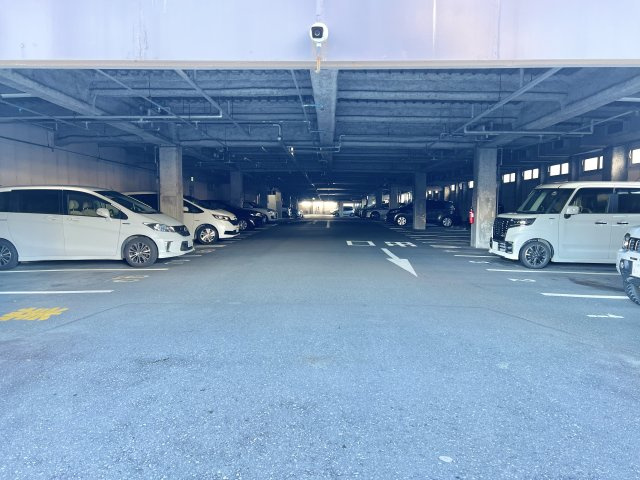 自走式の広々とした平面駐車場です。直射日光や雨天時の影響を受けにくいのも嬉しいポイント！