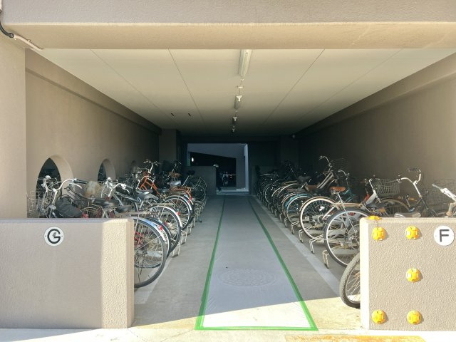 屋根付きの駐輪場。雨から自転車を守ってくれます。