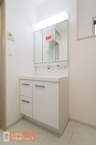 【洗髪洗面化粧台】現地完成写真。ご家族分もたっぷり収納できます！