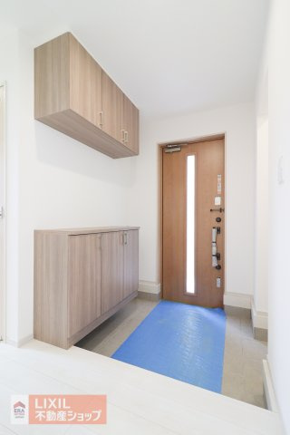 【玄関】現地完成写真。ゆったりと明るい玄関がご家族や来客をお出迎え。