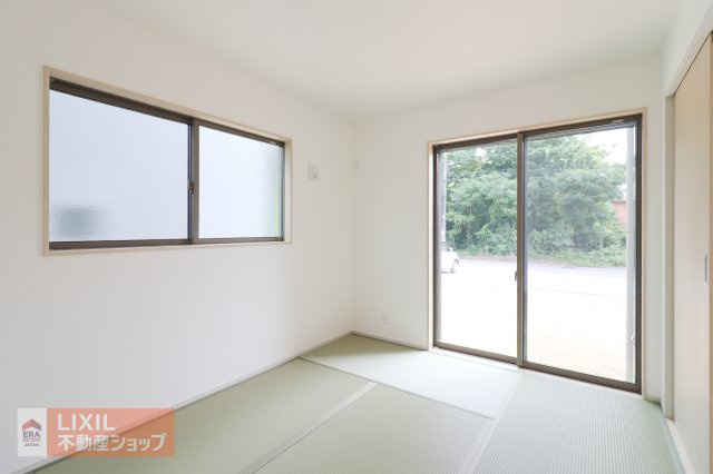 【和室】現地完成写真。ゆったりくつろぎスペース。お子様の遊び場としても重宝しますね♪