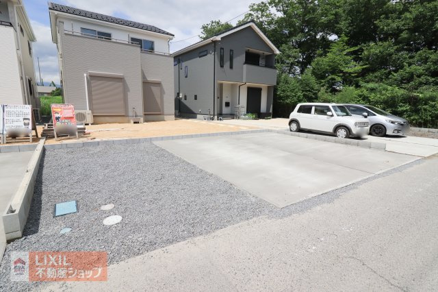 【駐車スペース】現地完成写真。ゆったりとした駐車スペースです。