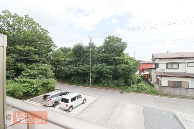 【建物からの眺望】現地完成写真。バルコニーからの景色。十分な間隔が確保されております。