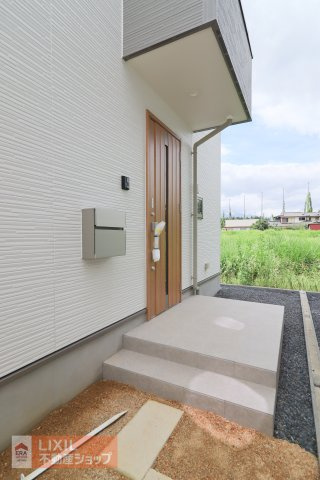 【エントランス】現地完成写真。ゆったりとした玄関。奥行きのあるポーチで雨の日も安心です。