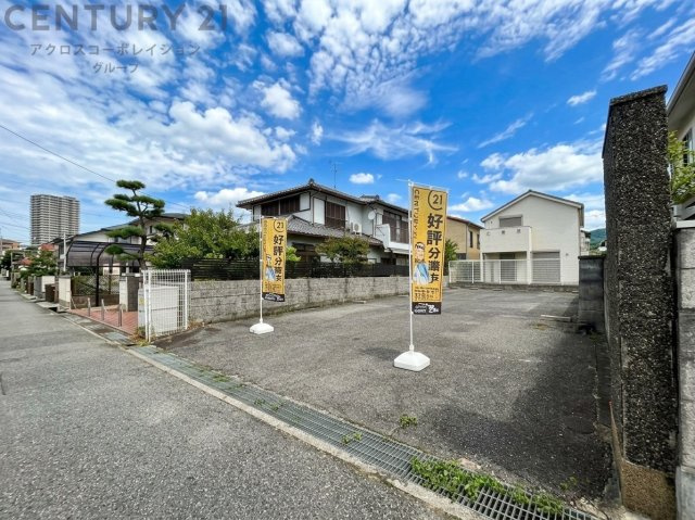 豊かな自然と落ち着いた街並み：東側に逆瀬川、北側に武庫川が流れており、緑や水辺の潤いを感じられる閑静な住宅街が広がっています。