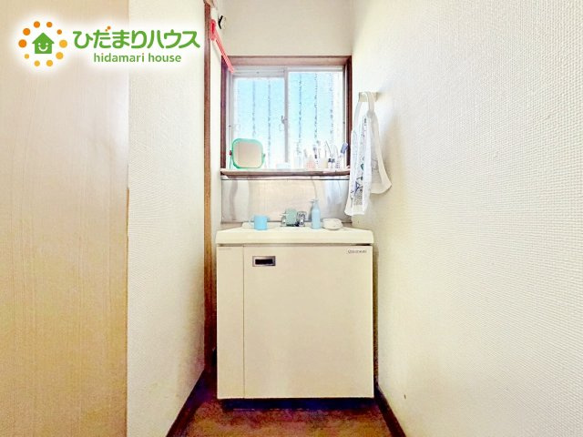 シンプルなデザインで明るく、使いやすい洗面所。