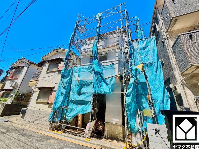 南向き・東向きの2面採光の窓から自然光を取り込む、開放感あふれるリビングです。隅々まで光が降り注ぎ、明るく心地の良い空間。