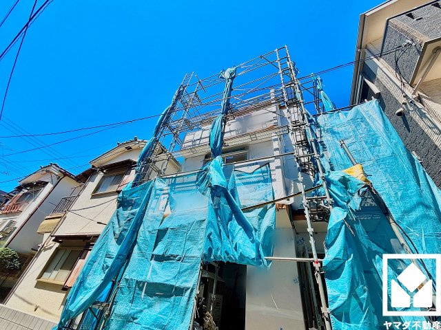 雨の日の洗濯や、浴室内の換気・乾燥に便利な浴室乾燥機付き。窓が設置されており、自然換気や採光も確保された明るい浴室になっています。