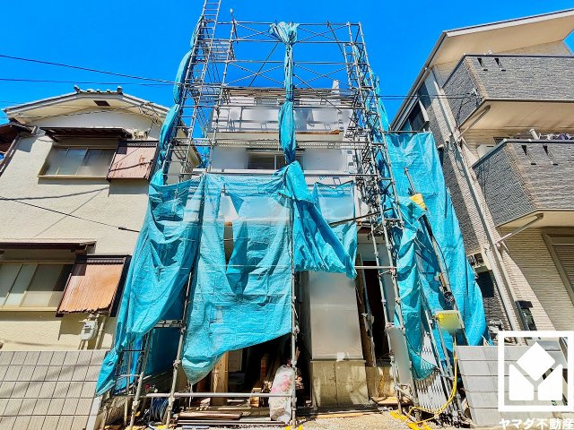 落ち着いた色合いと直線的な美しさが調和したモダンな外観となる予定です。日々の暮らしに心地よく馴染む佇まい。
