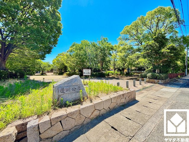 複合遊具や実物の路面電車の展示が目を引く「蓬川公園」まで徒歩2分。ユニークな大型滑り台や芝生広場などの遊び場が充実しており、思いきり体を動かして遊べる環境で、子育て世帯の方にもお勧めです。