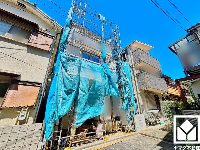 全居室2面採光。明るい陽光がたっぷり差し込む心地よい生活空間です。断熱性の高い複層ガラスを採用しており、冷暖房効率を高め、心地よく落ち着いた暮らしをサポートします。