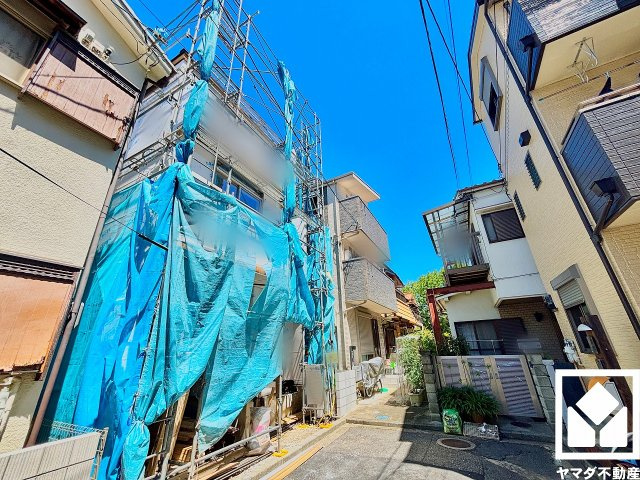 突然の来訪時にも防犯面で心強いモニター付きインターホンを設置。お留守番中のお子様も、室内からスムーズに相手の確認ができます。