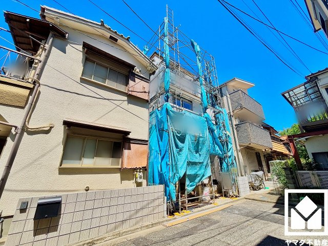 玄関にはシューズボックスを設置。家族の靴もしっかり収納できるので、玄関がいつも片付き、気持ちよくお客様を迎えられます。