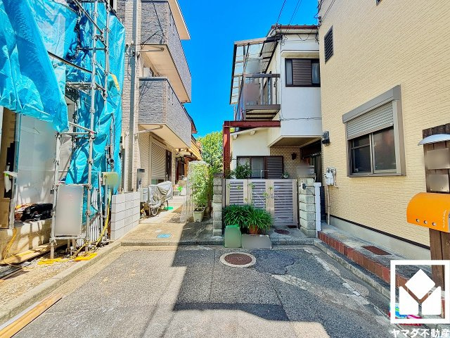 前道が通り抜けできない袋小路なので関係者以外の車通りが少なく、交通事故などのリスクを軽減できます。小さなお子様のいるご家庭でも安心感のある立地です。
