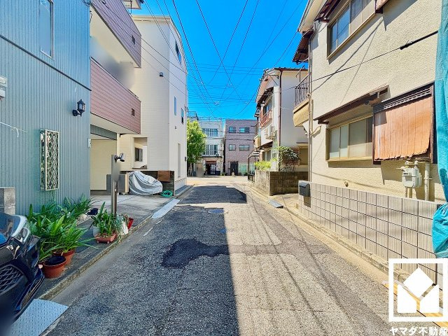 阪神本線「出屋敷」駅まで徒歩10分、JR東海道本線「立花」駅まで徒歩25分の立地。