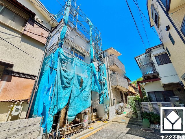 国道2号線まで約450m。阪神高速道路の尼崎西出入口（神戸方面）まで一般道で約1.0km、武庫川出入口（大阪方面）まで約2.9kmと近く、各方面へのアクセスがスムーズ。快適なカーライフが叶います。