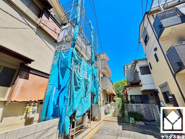緑豊かな「蓬川」まで徒歩2分（約130m）。両岸の川沿い約1kmに渡って遊歩道や緑地が整備されており、美しい自然を身近に感じながらお散歩やウォーキングなども楽しめる健康的な住環境です。