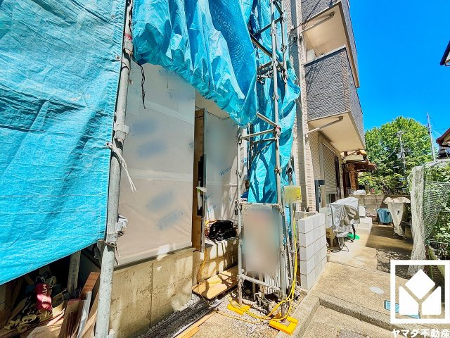蓬川沿いには桜並木や梅林、バラ園なども整備されており四季折々の花々も楽しめます。約1000本の桜のトンネルが織りなす美しい景観は、春の訪れを感じられる見どころの一つです。