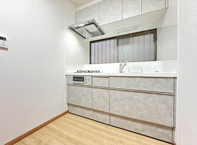 収納豊富な使いやすいシステムキッチン。