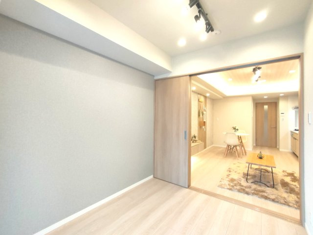 【洋室約4.2帖】　リビングの気配を感じられる室内窓付きのプライベート空間。