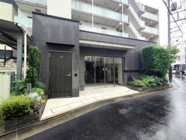 【エントランス】　モダンなデザイン、意匠の凝らされたエントランス。