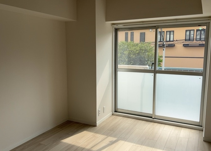 寝室でゆっくりと過ごすためにはベッド周りの適度な空間を担保することや窓の位置、照明の明るさ、寝室の広さなどを考える必要があります。自身や家族の構成とライフスタイルに併せて寝室にする部屋を選びましょう！