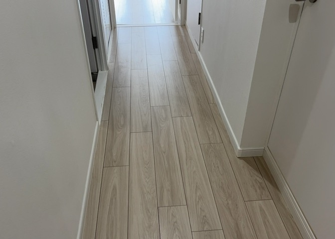 内装はとにかくおしゃれなものがいい！と選ぶ前に、まず住んだ後のことを想像してみましょう。住んでみたらコンセントの位置が悪くて使いにくいなど出てきます。事前にどの家電をどこに置くか想定しておきましょう。