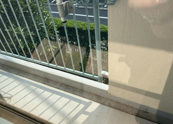 バルコニーは、室外の専用スペースのうち、「屋根がなく開放された空間」であるものを指します。ベランダより広いタイプのものが多く、日当たりもよいため家庭菜園などを楽しみたい人にとって適した環境となります。