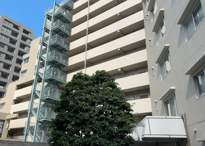 外観はマンション管理がされているかの目安になります。築年数が古いと、壁面は劣化してひび割れが生じることも！建物が古びていても細かいところが修繕されていると、きちんと管理されているなぁと感じるでしょう。