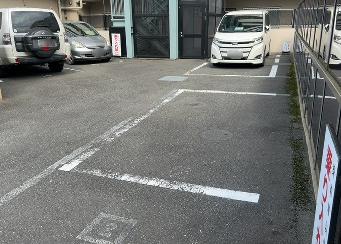 車一台あたりに必要なスペースは、標準サイズの普通自動車で横幅2m50cm、長さ5mは必要になります。ただし、乗降のことも考慮して横幅3m30cm、長さ5m50cmほどは確保できるところを選びましょう。