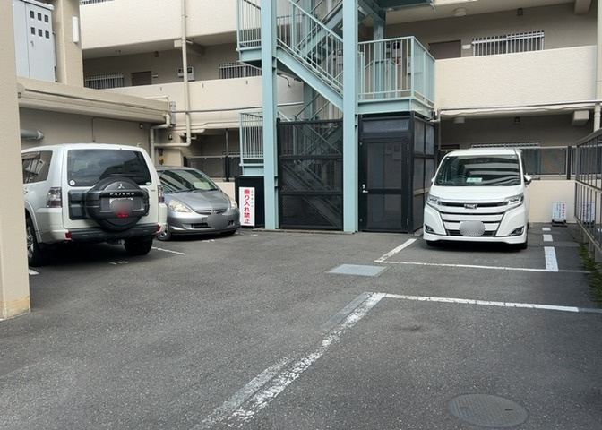 駐車場と明記されていても、最小スペースでつくられた駐車場だと大型車は駐車できなかったり、出入りしにくくなったりする可能性があります。お車のサイズと購入したい物件の駐車場のサイズを現地で確認しましょう。