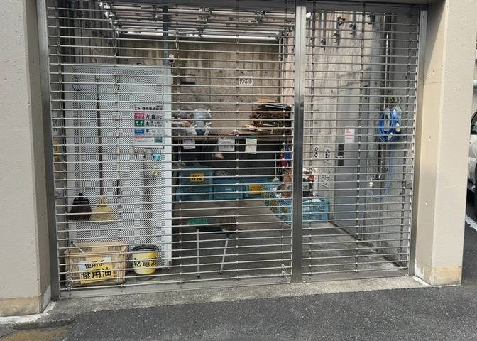 共有部分は、住民なら誰もが使える設備のこと。例えば駐車場やエレベーター、インターネット設備、セキュリティ設備などがあります。他にも、マンションの廊下・外部階段やエントランス・ゴミ置き場などがあります。