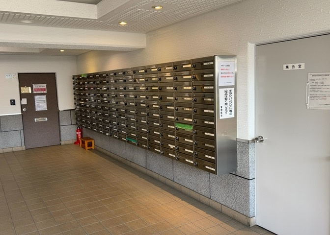 エントランス付近に設置されている集合ポストは、住んでいる部屋と離れているため、ポストをあさるなど誰かに何かされていても被害に気づきにくいです。入居する時には他人に特定されにくい番号で鍵をかけましょう！