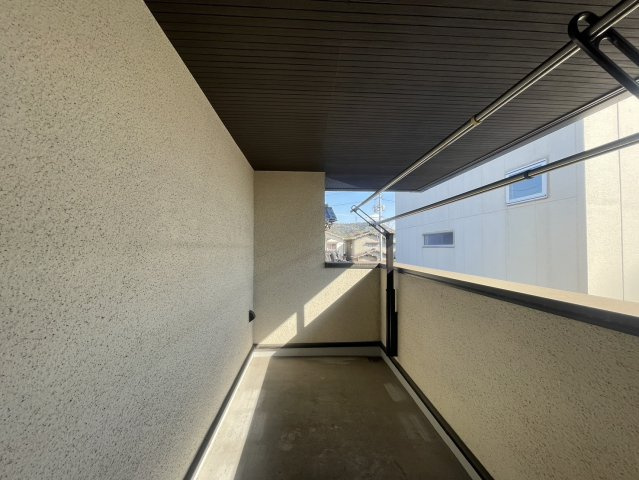 屋根付きで雨の日も安心して洗濯物が干せる便利なバルコニー。奥行きがあり風通しも良く、日差しが心地よく入る使いやすい空間です。外からの視線も気になりにくく、プライバシー性の高い設計。