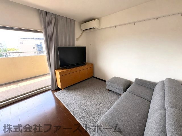 明るい陽光が差し込みます。※家具・家電はディスプレイになります。