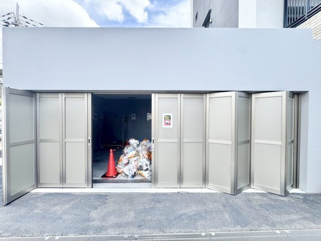 大きく開く折り戸仕様で出し入れしやすい敷地内ゴミ置き場。24時間いつでもスマートにゴミ出しができます。